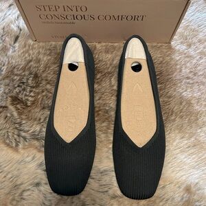 Vivaia Margot Black Flat